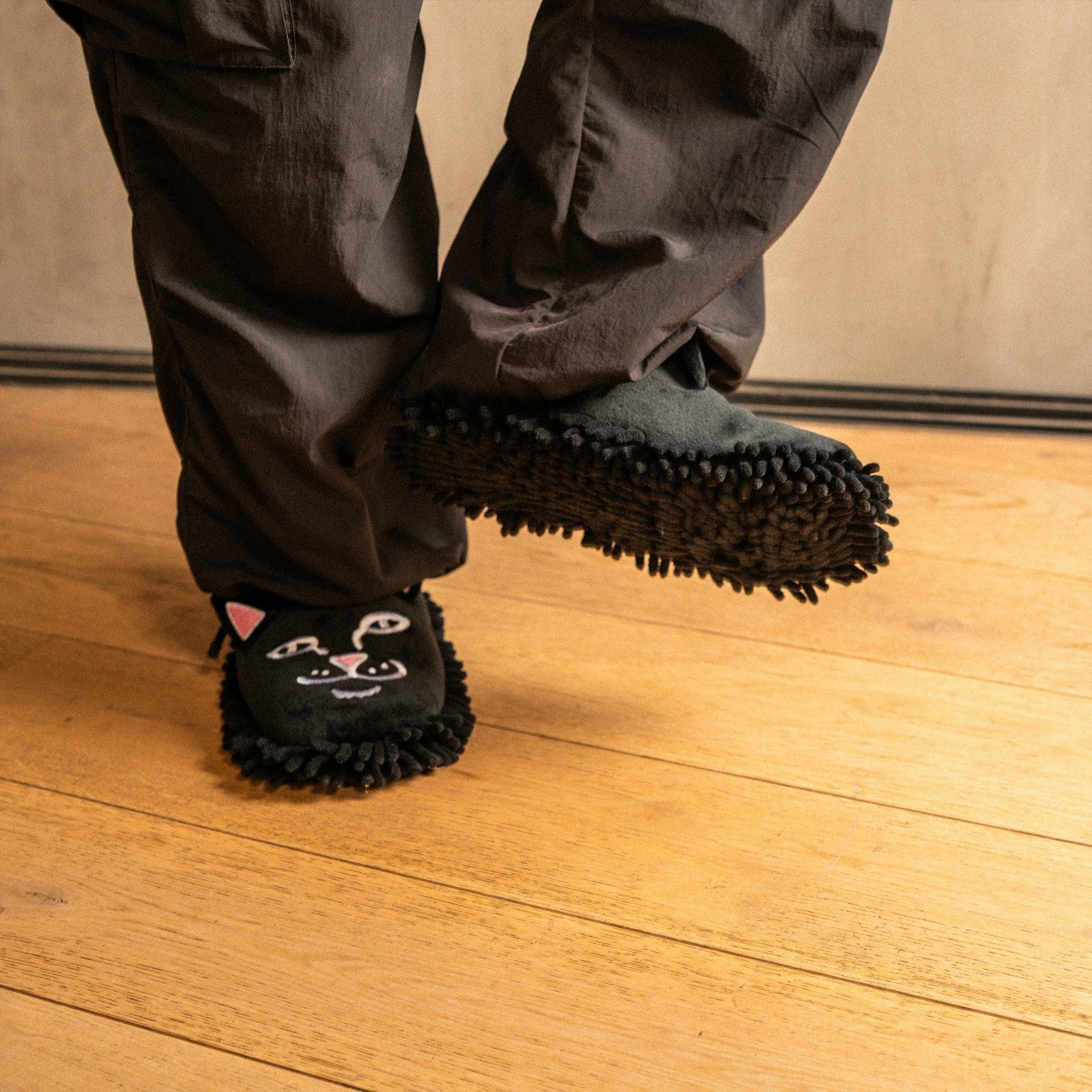 Jermie Mop Slippers (Black) - Ripndip